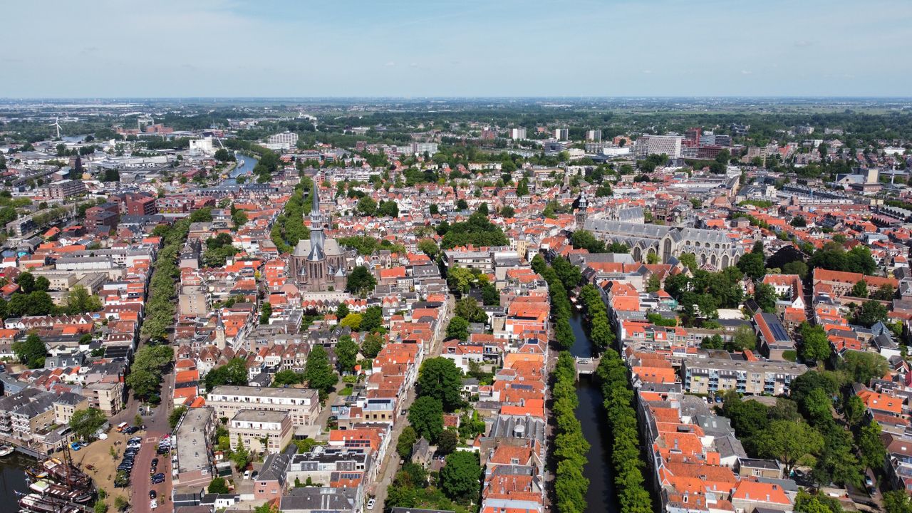 Luchtfoto van Gouda — typisch Nederlandse stad in de regio rond 0172 en 0297